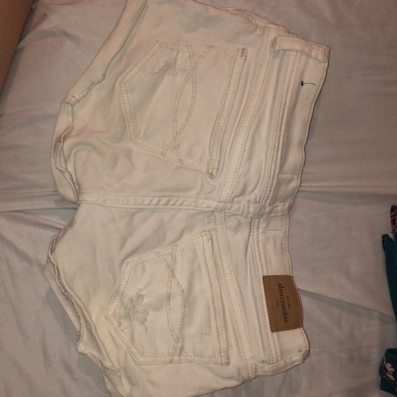 white Abercrombie ripped shorts, good condition - Picture 2 of 5